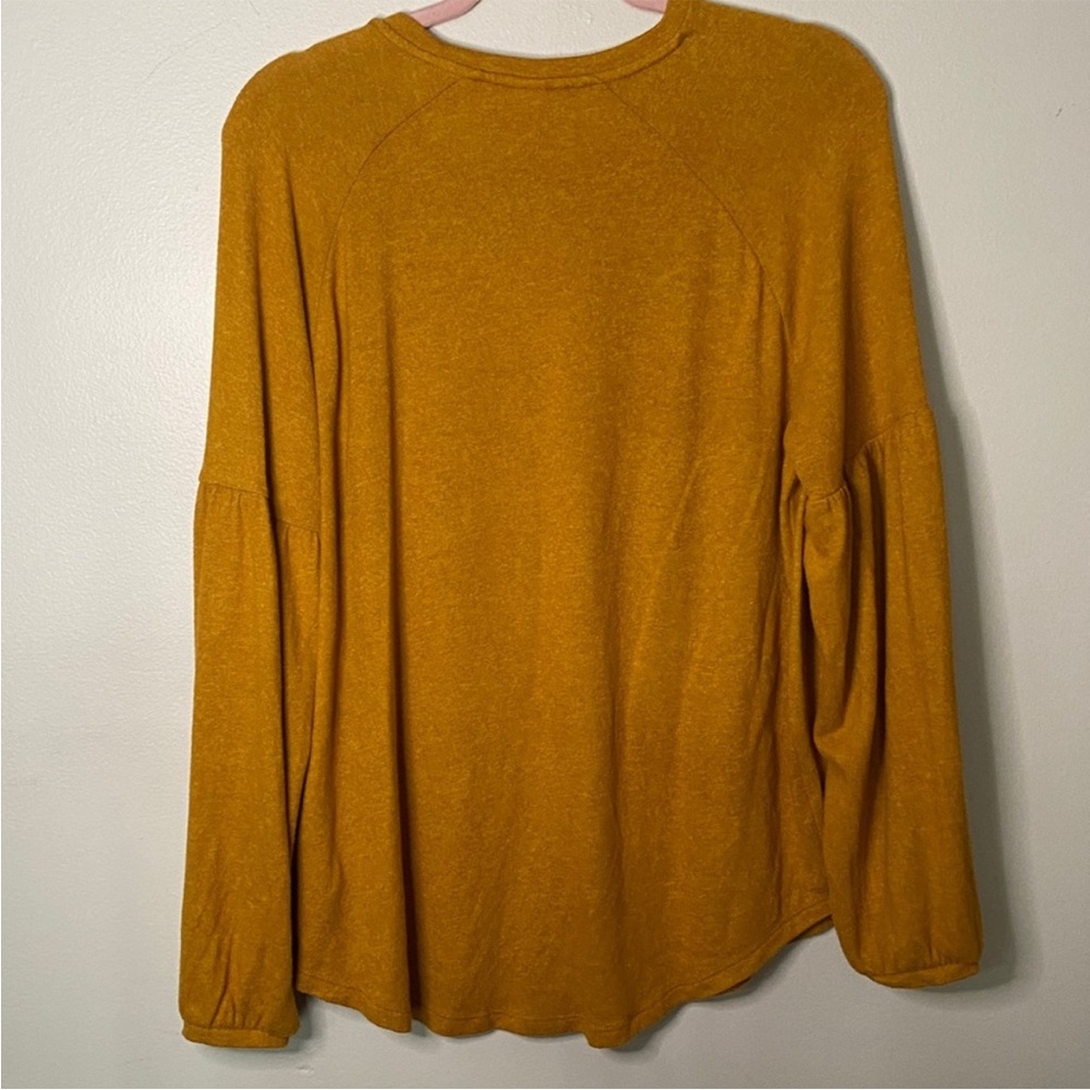 Old Navy Women's Golden Crew Neck Sweater - Picture 4 of 4